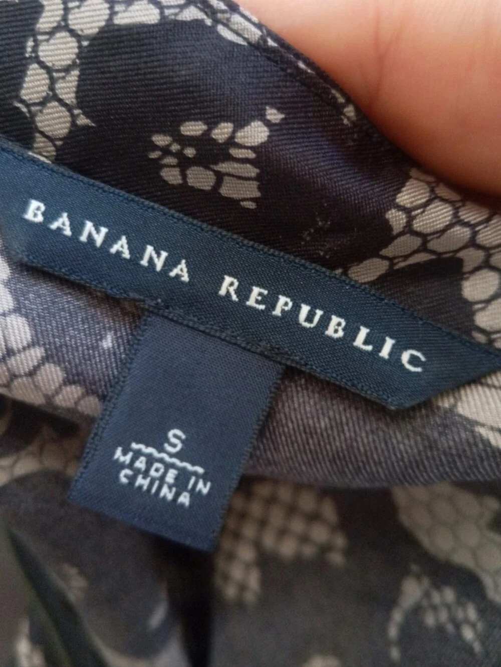 Banana Republic black and beige printed lace silk subtle puff sleeve blouse